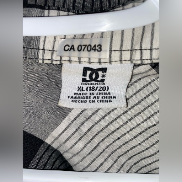 Kids XL DC button up - Picture 4 of 4